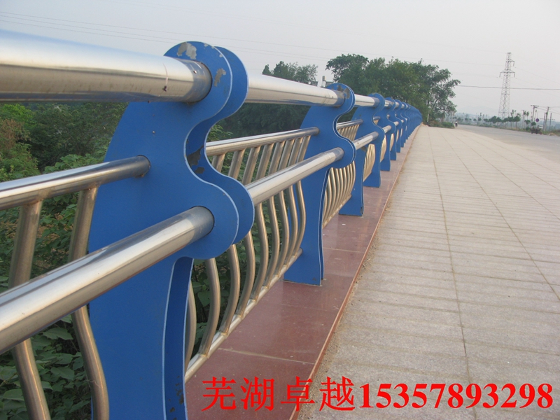 304不銹鋼復合管廠家，不銹鋼護欄廠家，橋梁立柱廠家