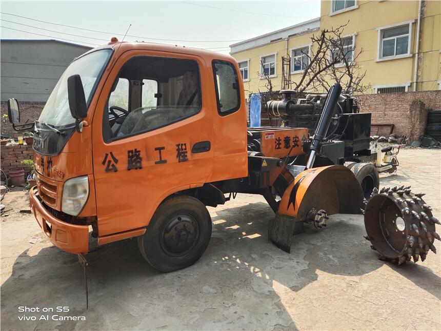 供應(yīng)興華針對路邊開溝開槽直線度精度高在路沿石開溝機(jī)