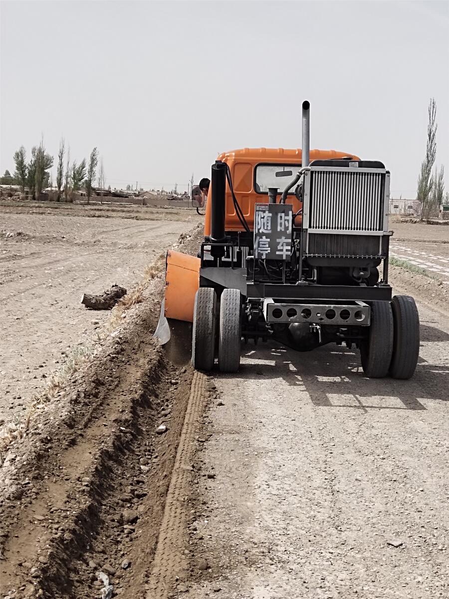 興華老品牌自走式液壓型公路路沿石拋溝開槽機(jī)