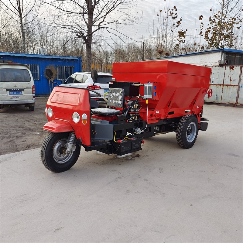 農(nóng)用撒肥車干濕兩用大棚均勻施肥農(nóng)用機(jī)器全自動(dòng)柴油三輪車撒糞車